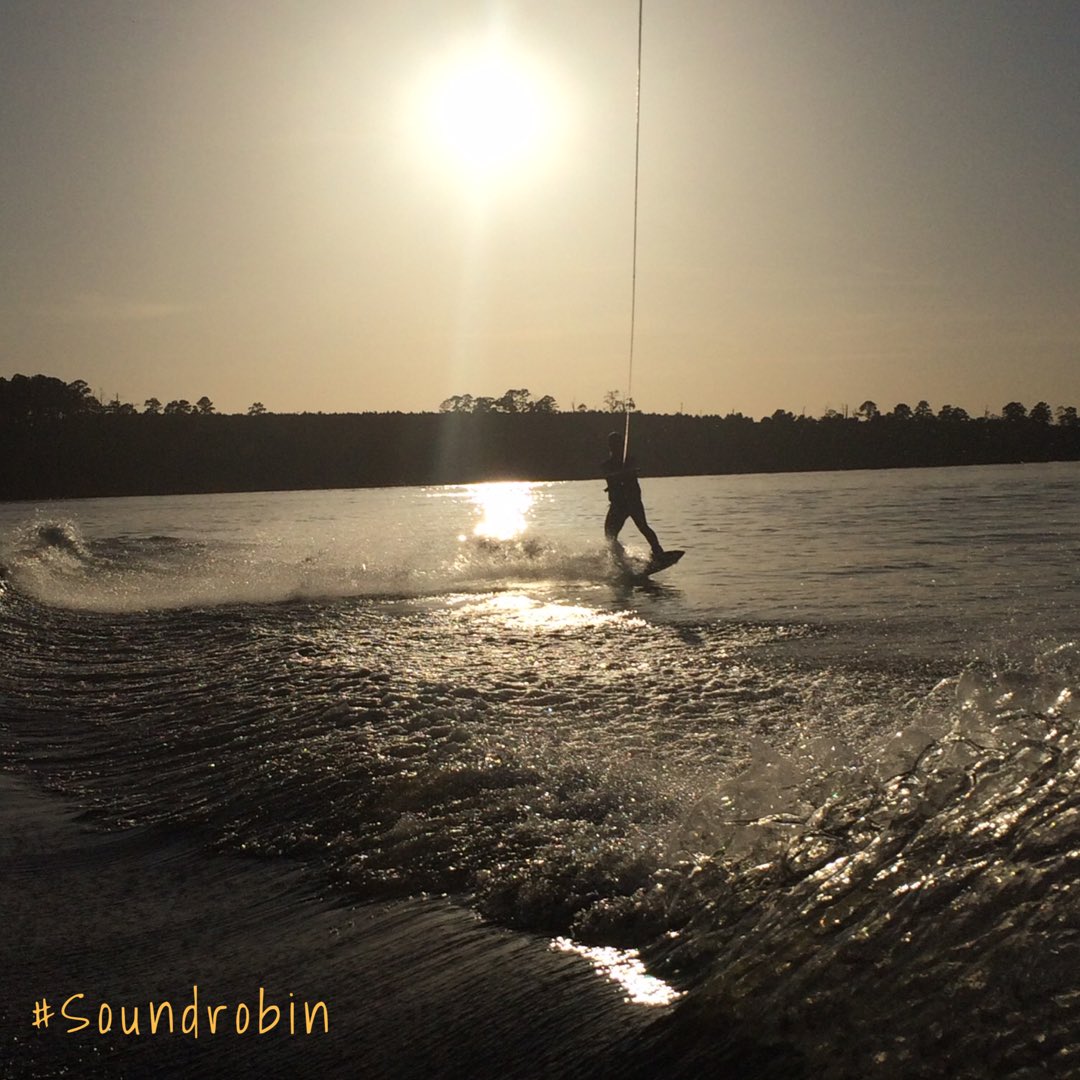 soundrobinapp's tweet photo. L A K E 🌞 D A Y Z.
Create a Soundrobin soundtrack for when you go out on the boat that way the music never gets boring 🙌🏼  #Soundrobin #lakelife #music https://t.co/xGe8i70sED