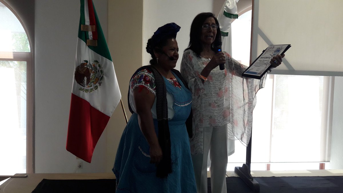 Conalep_Oaxaca's tweet photo. Cocinera Tradicional #Oaxaqueña Sra. Abigail Mendoza recibe reconocimiento de manos de la Secretaria Académica del @CONALEP_Mex por su exitosa participación en el Congreso Gastronómico #CONALEP 2018. https://t.co/kbodvoG8kZ