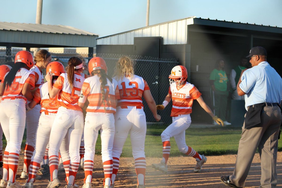 ambush191's tweet photo. No other girls I’d rather be playing with. Much love ❤️ #Round2 #FLH https://t.co/NJG0bg5vkb