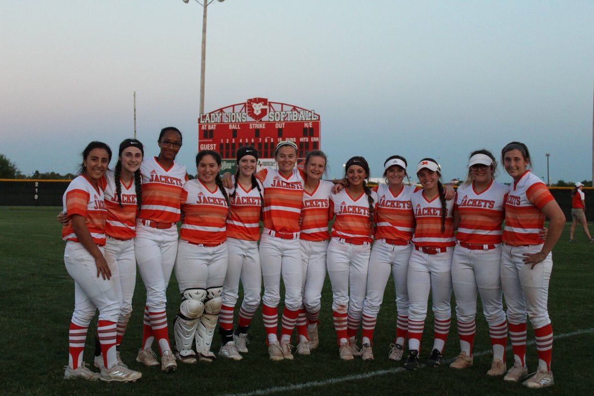 ambush191's tweet photo. No other girls I’d rather be playing with. Much love ❤️ #Round2 #FLH https://t.co/NJG0bg5vkb