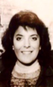HobieKat's tweet image. Time machine back to the 80s for #oldheadshotday - guessing I kept Merle Norman in business single-handedly 👁👁💋#NotAPerm 😂