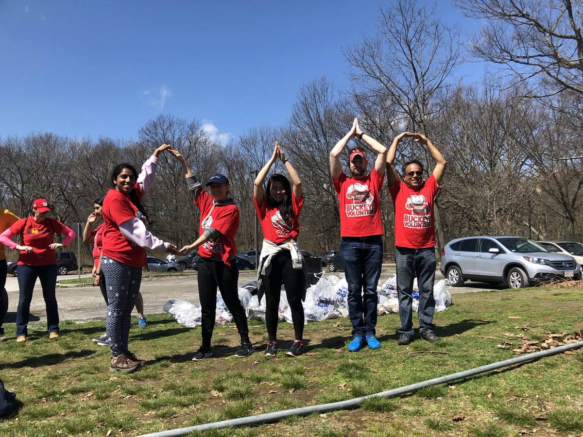 EmNecklaceBos's tweet photo. We’ve got some good intercollegiate vibes going in Olmsted Park! Thanks @DukeAlumni @OhioStateAlumni @UofMaryland alumni and more for helping us out today! || #MuddyRiverCleanup https://t.co/OA0LwKeQVF