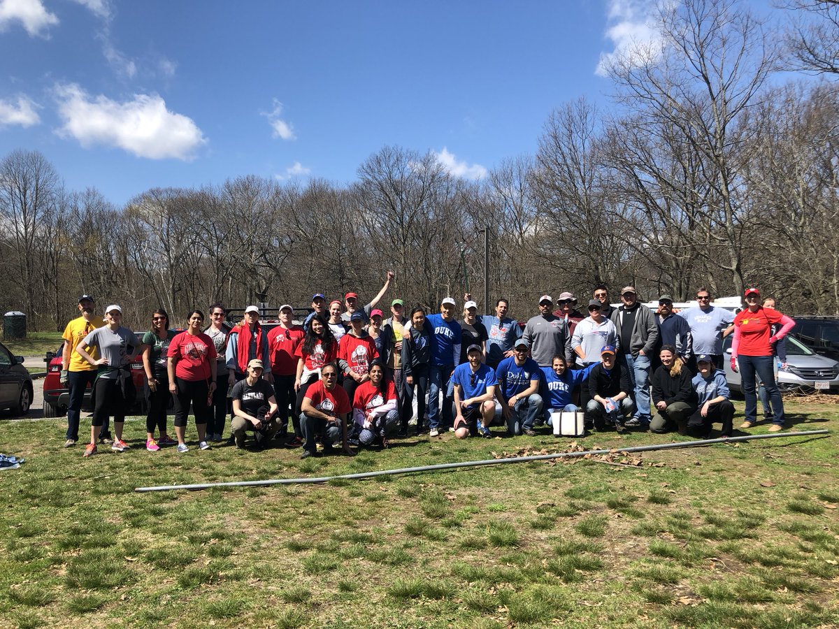 EmNecklaceBos's tweet photo. We’ve got some good intercollegiate vibes going in Olmsted Park! Thanks @DukeAlumni @OhioStateAlumni @UofMaryland alumni and more for helping us out today! || #MuddyRiverCleanup https://t.co/OA0LwKeQVF