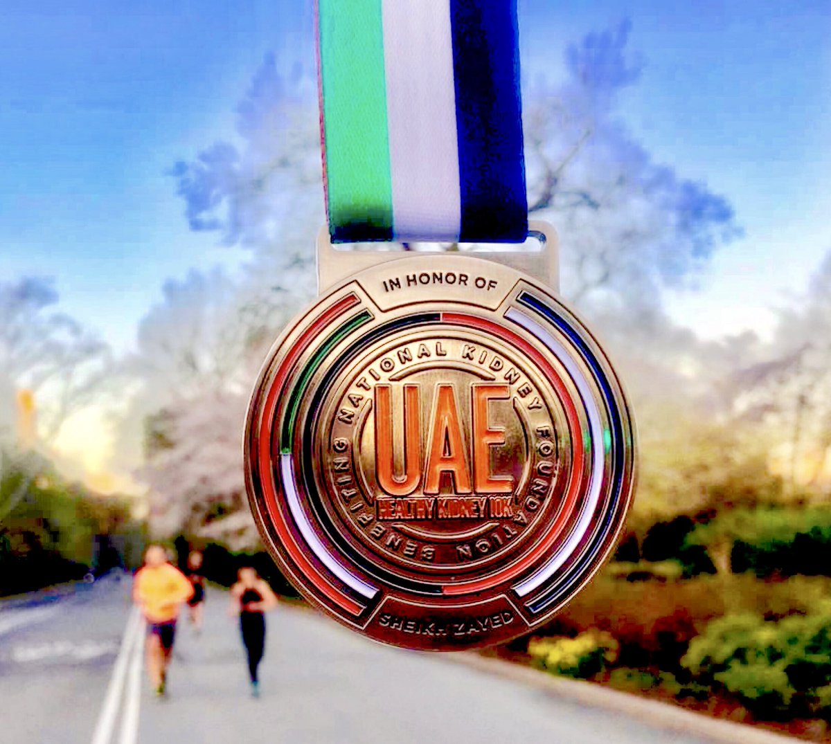 UAEEmbassyUS's tweet image. This beautiful finisher medal will be waiting at the finish line to thank the thousands of runners who will #GetOutandRun tomorrow, Sunday April 29 in our 14th annual #UAEHK10K - in the spirit of #YearofZayed and in support of the #NationalKidneyFoundation. #UAEUSA @nyrr