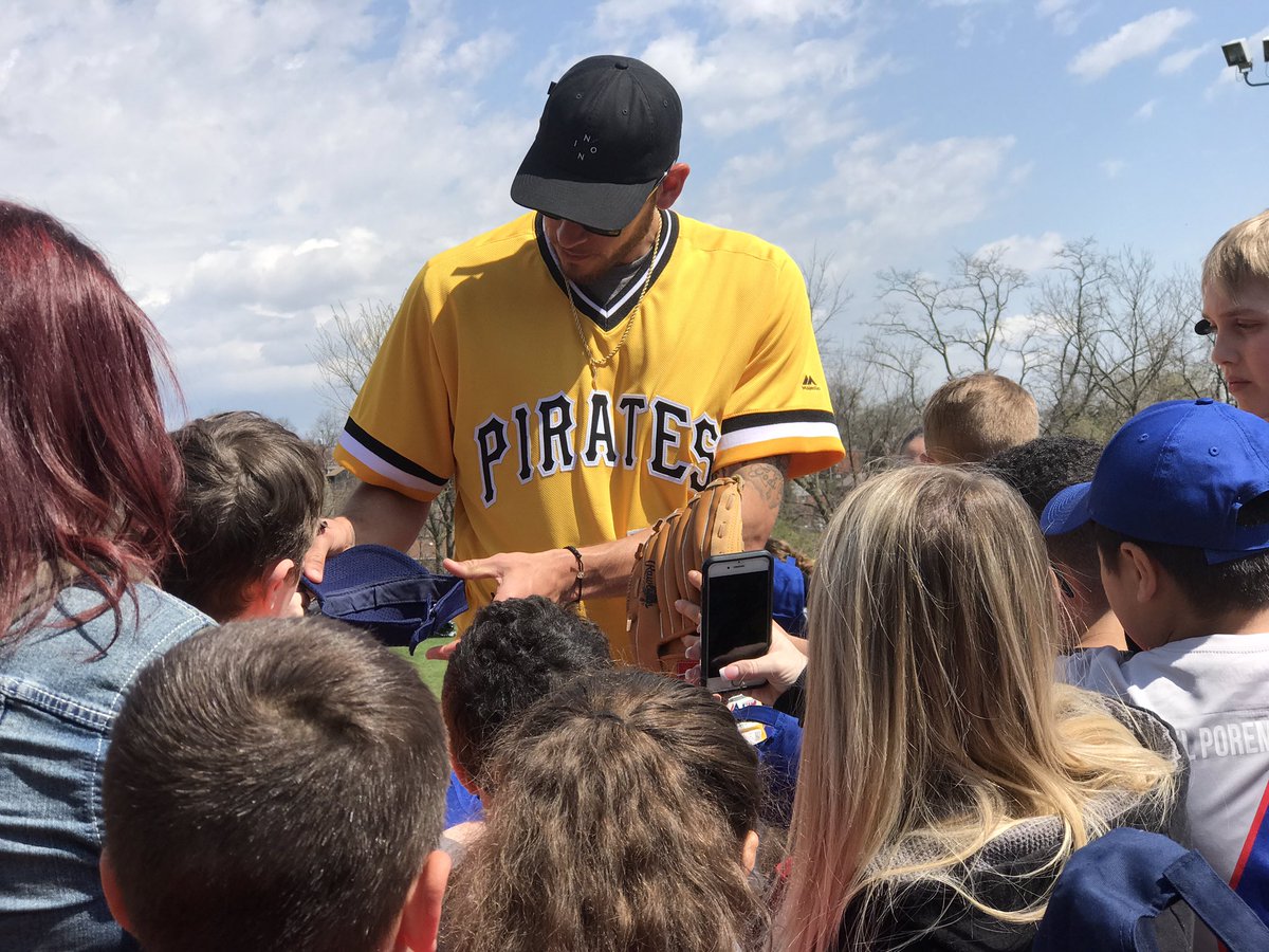 BucsCommunity's tweet photo. Hanging out with Brookline Little League at Brookline Memorial Park. #FieldsForKids https://t.co/i7OSndc17v