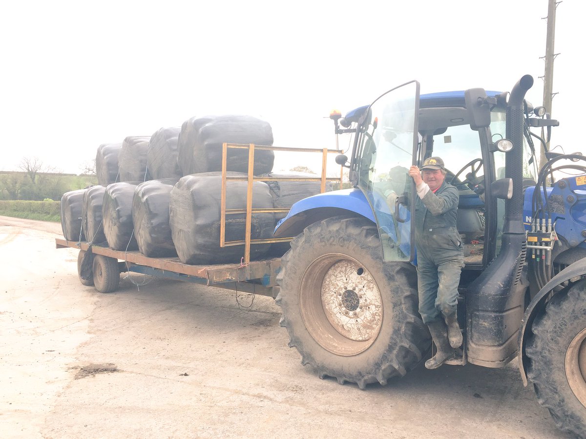 AbiReader's tweet photo. Another load of #forage arriving to keep our #cows that are soon to calve happy!
Thanks to the help of #fodderbank we were able to source feed off a neighbouring farmer 😊👍🏼
#happycows
#teamdairy https://t.co/gO4dYm8GNg