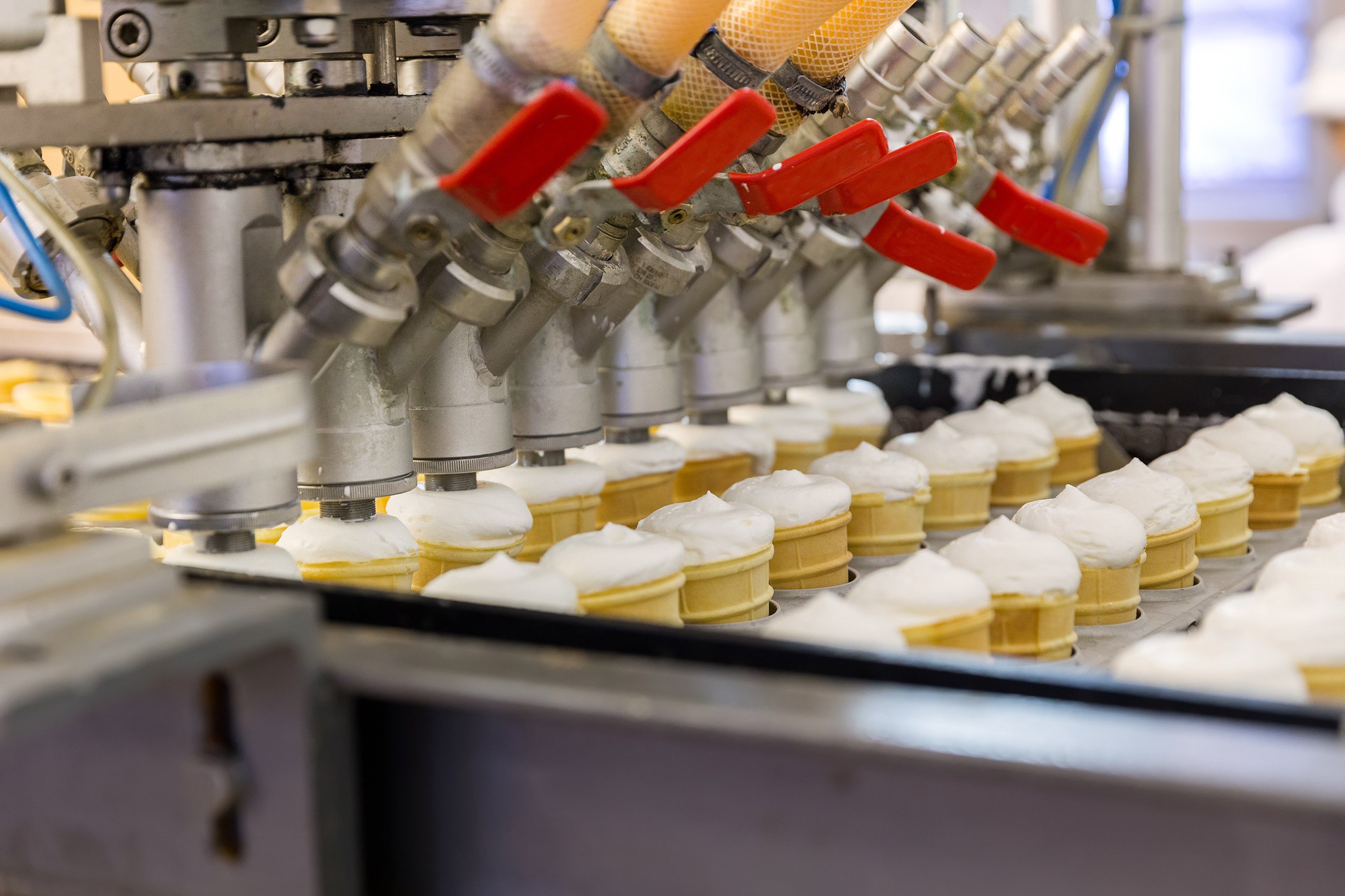 Массовое производство продуктов. Линия по производству мороженого. Автоматизация производства в пищевой промышленности. Производство продуктов. Пищевые производственные линии.