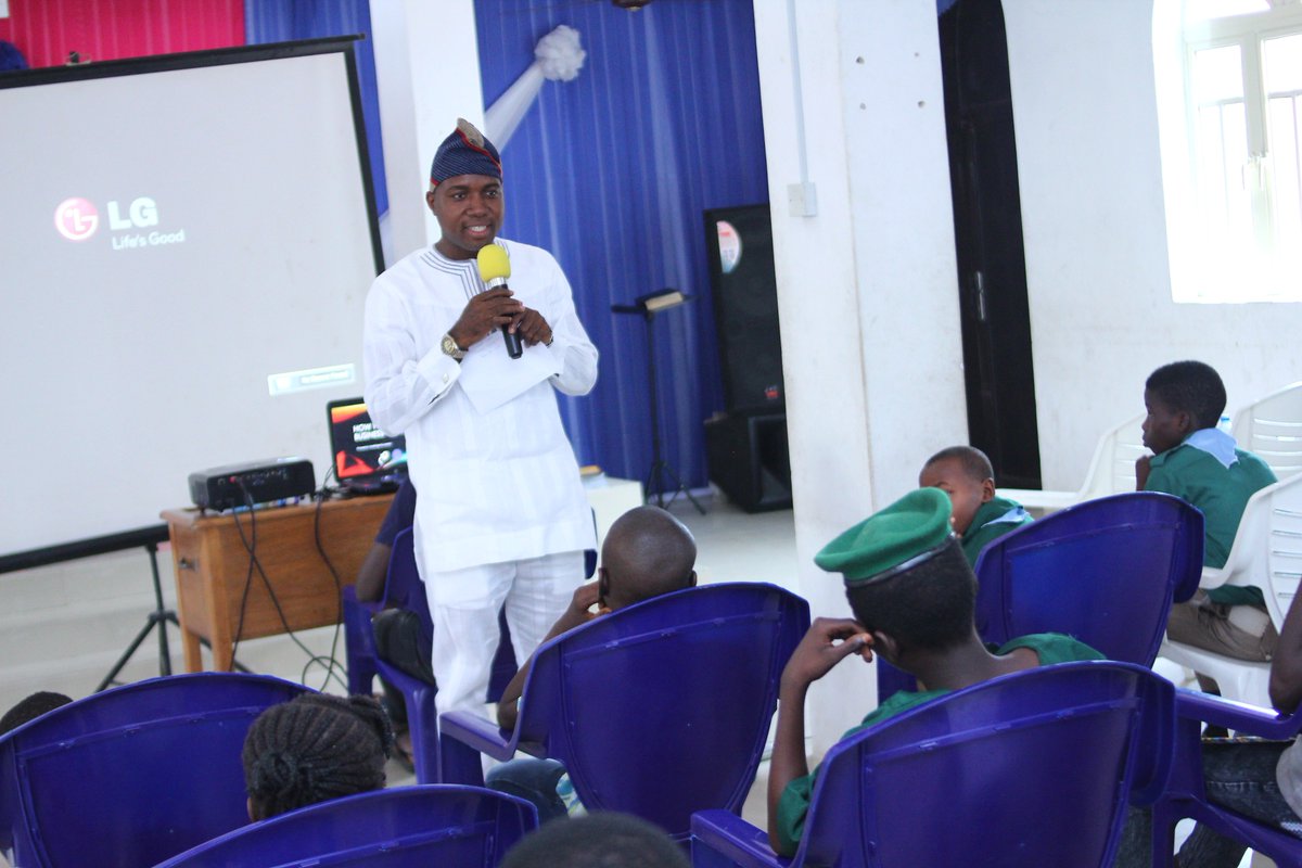 NextBFoundation's tweet photo. One of the facilitators - @RolandEmorwodia teaching participants at NextBridge Foundation Soft Skills Training on Saturday 21st October, 2017 at LOCFA Center, Awoyaya, Lagos State.

#Youth #Young #Empowerment #Softskills #Entrepreneurship #NGO #SDGs #UN https://t.co/OdtIO0H4Rl