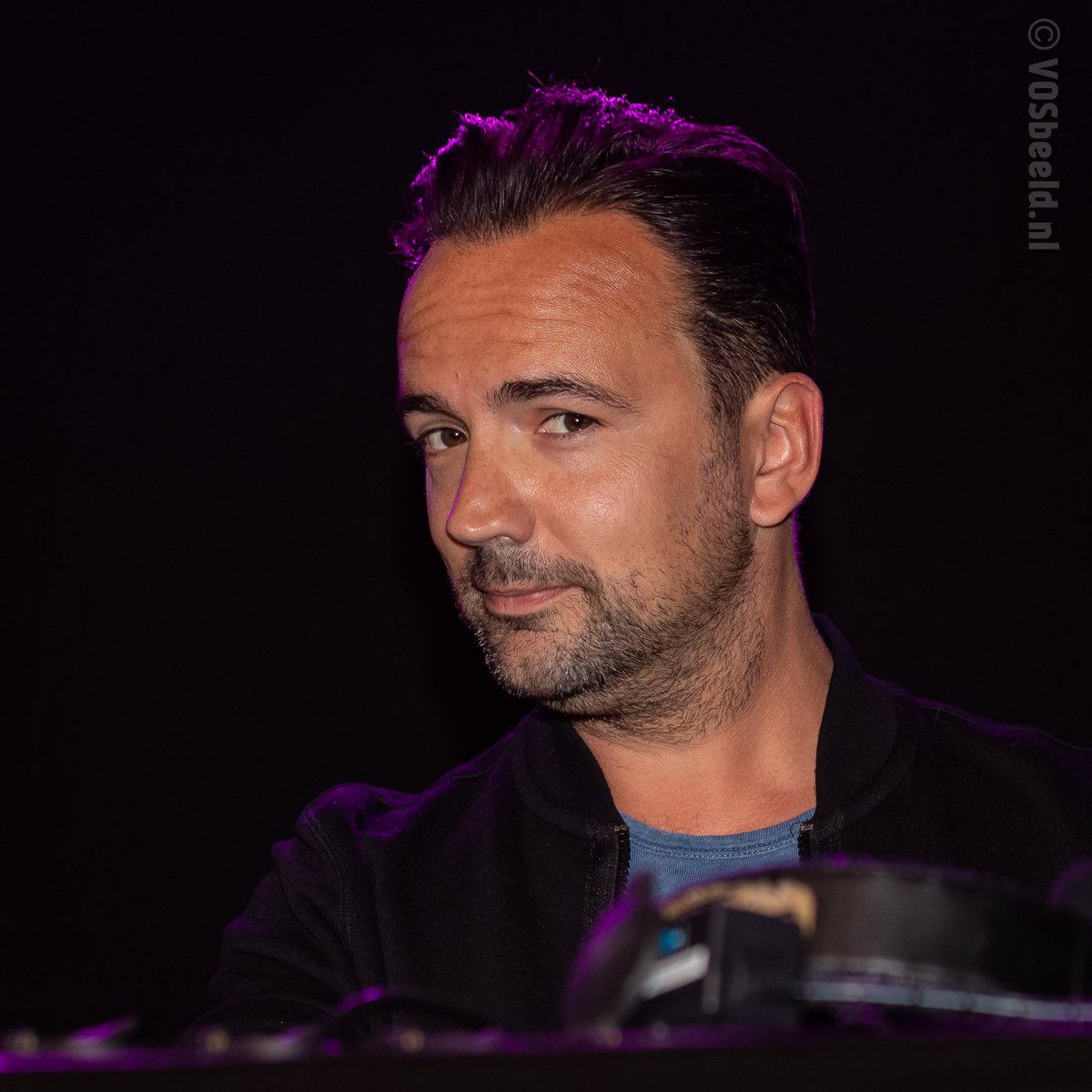 vosbeeld's tweet photo. Gisteren ging het dak eraf bij radioheld @gerardekdom in #Deventer bij het #Koningsfestival in het @Havenkwartier #festival #gerardekdom #ekdom #discjockey #DJ #radioman #radioheld #Koningsdag #Koningsdag2018 #kingsday2018 #vosbeeld https://t.co/w2VXRVvLI1