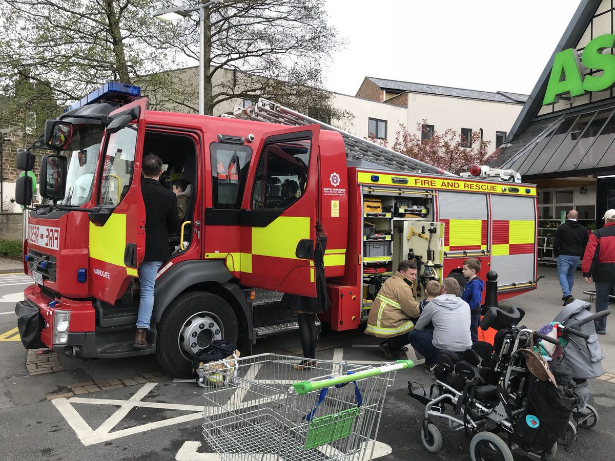 NYFRS_Rip's tweet photo. Great interest @asda #Harrogate with @NorthYorksFire Blue Watch - home safety advice & sitting in the engine. 👍🚒✔
Supporting @NFCC_FireChiefs #AsdaFireSafetyDay
Do you have working smoke detectors?
#CommunityEngagement
#FireFocus https://t.co/N7IYo3tA49