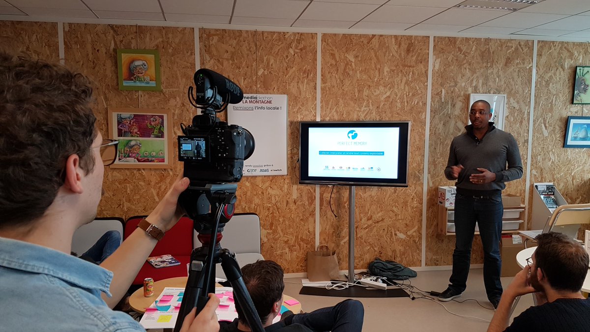 officiel_hope's tweet photo. On écoute attentivement @stenysolitude de @Perfect__Memory qui nous parle de web sémantique au @labcentrefrance ! 👍 #mediackaton #innovation #media #Hope #entrepreneuriat @lamontagne_fr https://t.co/kP4kuELxUV