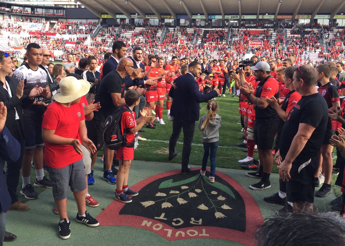 Var_Matin's tweet photo. Après la victoire bonifiée des Toulonnais sur Castres, le RCT rend hommage aux joueurs qui quittent le club à la fin de la saison, ici, Sébastien Tillous-Borde acclamé par les supporters et ses coéquipiers  #RCTCO https://t.co/KE3LQz67FM