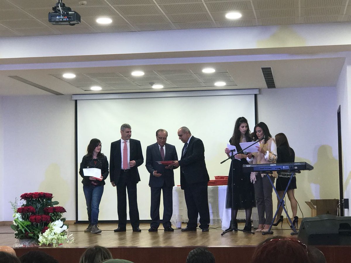 وللتعبير رسما مكانة في تصوير الواقع وتسليط الضوء عليه# أبدعت لبنى حسون فنلت شهادة التميز في الرسم # إلى المزيد من الإبداع <a href="/Hhhsinfo/">Houssam Hariri HS</a>