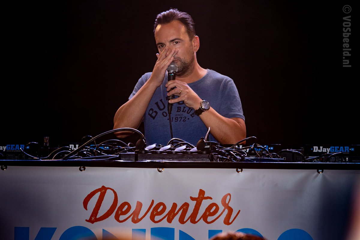 vosbeeld's tweet photo. Gisteren ging het dak eraf bij radioheld @gerardekdom in #Deventer bij het #Koningsfestival in het @Havenkwartier #festival #gerardekdom #ekdom #discjockey #DJ #radioman #radioheld #Koningsdag #Koningsdag2018 #kingsday2018 #vosbeeld https://t.co/w2VXRVvLI1