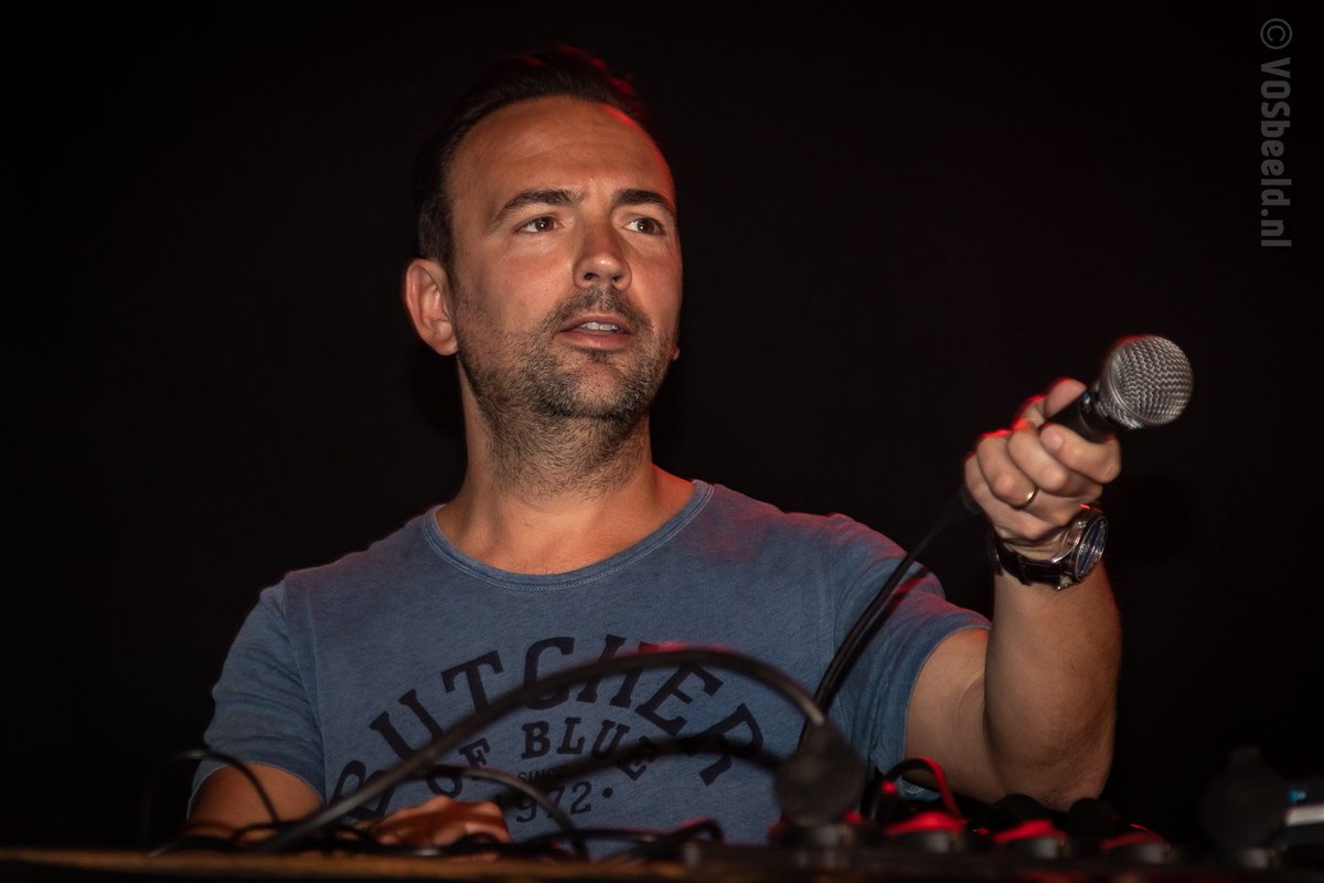 vosbeeld's tweet photo. Gisteren ging het dak eraf bij radioheld @gerardekdom in #Deventer bij het #Koningsfestival in het @Havenkwartier #festival #gerardekdom #ekdom #discjockey #DJ #radioman #radioheld #Koningsdag #Koningsdag2018 #kingsday2018 #vosbeeld https://t.co/w2VXRVvLI1