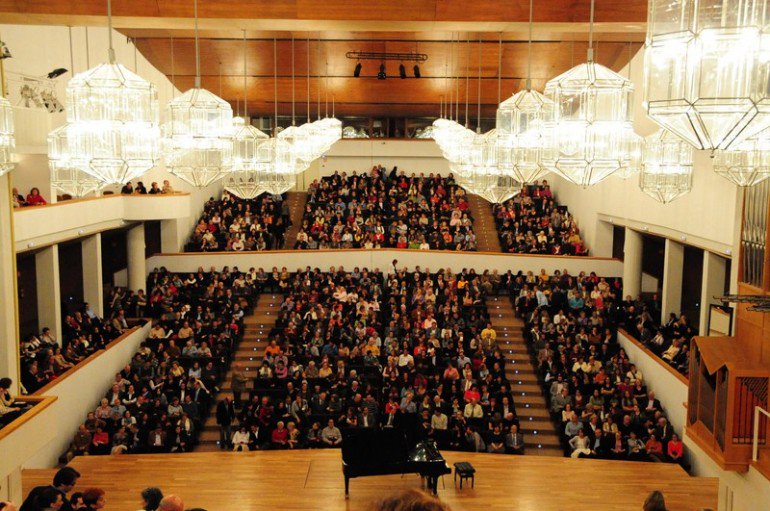 _A_Bustamante_'s tweet photo. Mañana domingo a las 12:00 volveré por tercera vez en un año al maravilloso @AuditorioMFalla de #Granada. Esta vez para hacer un recital junto a #AlbertoRosado. Obras para violín y piano y violín solo de #Arenas, #Guinjoan, #Zárate, #Parra y #LópezLópez. Con @IBSclassical https://t.co/Wc0rCdi8rZ