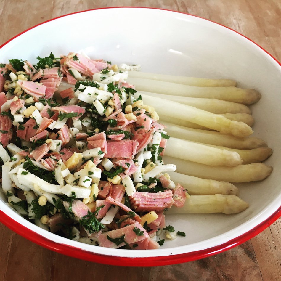 Dol op asperges. Salade erbij van ei, ham en peterselie. #chicascooking