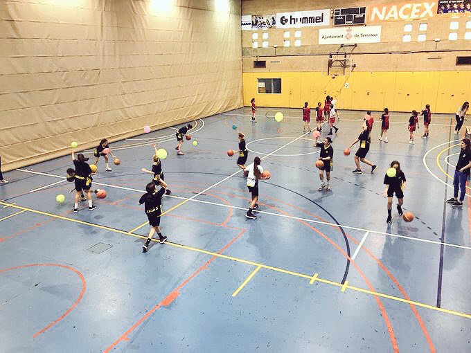 ASRBasketAlmeda's tweet photo. L'aprenentatge a través del #joc
Escalfem jugant o juguem escalfant??
El que és segur és que aprenem divertint-nos!!
Així eacalfen les #minijefasonfire abans del primer partit al @TorneoTerrassa
#modelAlmeda #adnAlmeda https://t.co/JHi1mGmGOw