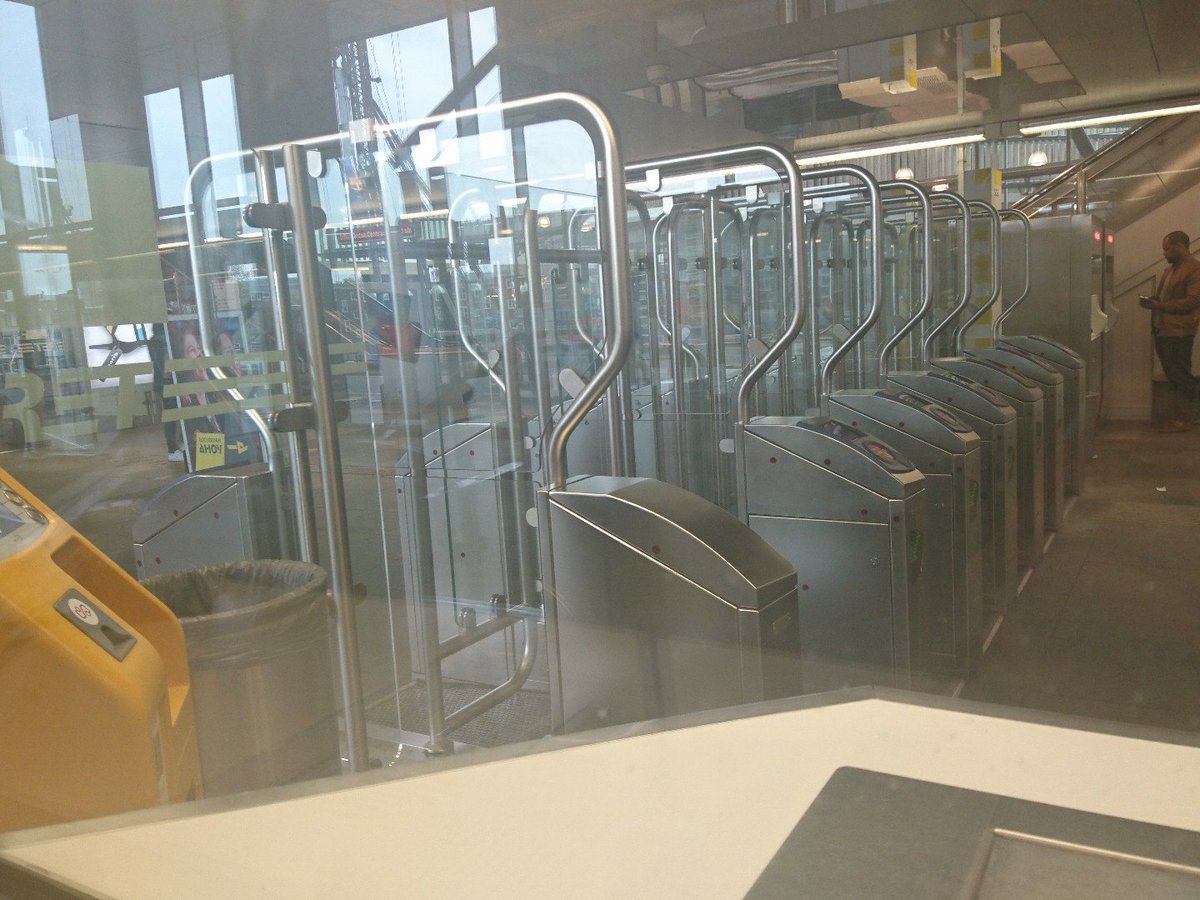 rdrietje's tweet photo. We zijn #present op #station #zuidplein voor een station #dienst. Het is vrij rustig winkels zijn aan de #sluiting bezig. #zuidplein loopt leeg zo ook het #centrum...dadelijk de #stappers, #fijneavond. https://t.co/hmlPPKtW7M
