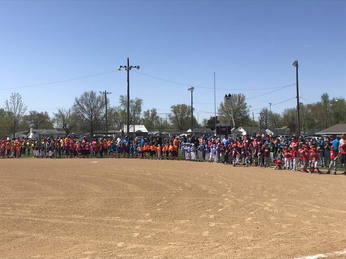 tkrice22's tweet photo. One day a year the kids of white county bring the town of Carmi together   Gotta love #CSRL It’s opening day folks go watch some good baseball and softball! https://t.co/wzp7gAHb4b