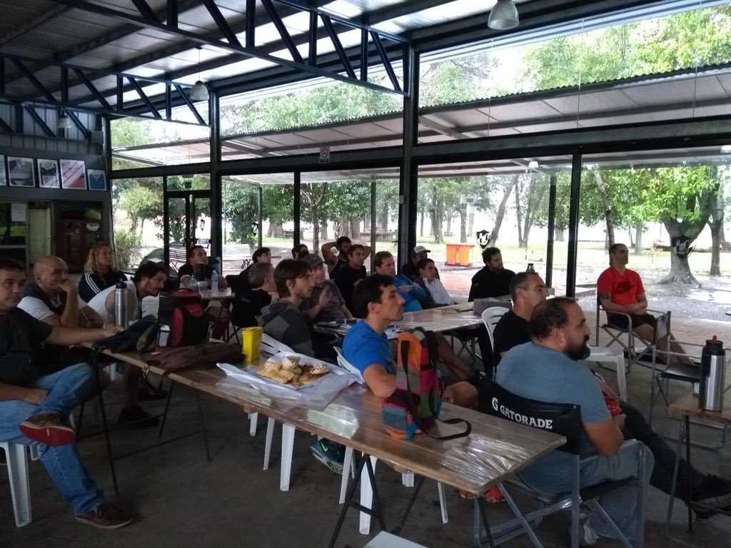 universitariolp's tweet photo. 🏉🏉Se realizó una capacitación para los entrenadores de rugby infantil. 🏴
Con varios ejes: principios básicos del juego, destrezas, planificación y el rol del entrenador en rugby infantil.💪🏻🏴
#SentimientoPantera2018 #LasPanteritas #VivíElRugby https://t.co/5qKfJKo01Z