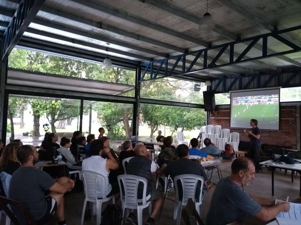 universitariolp's tweet photo. 🏉🏉Se realizó una capacitación para los entrenadores de rugby infantil. 🏴
Con varios ejes: principios básicos del juego, destrezas, planificación y el rol del entrenador en rugby infantil.💪🏻🏴
#SentimientoPantera2018 #LasPanteritas #VivíElRugby https://t.co/5qKfJKo01Z
