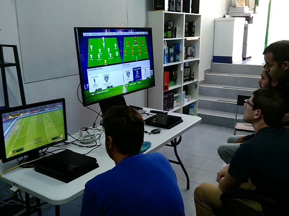 SFSolarFlare's tweet image. Los sábados es sinónimo de @EASPORTSEsp @Andyelmessy junto a otros crack del #FIFA18 en @INCGamingCenter continuamos mejorando como equipo y como familia #GoSolar #GoINC