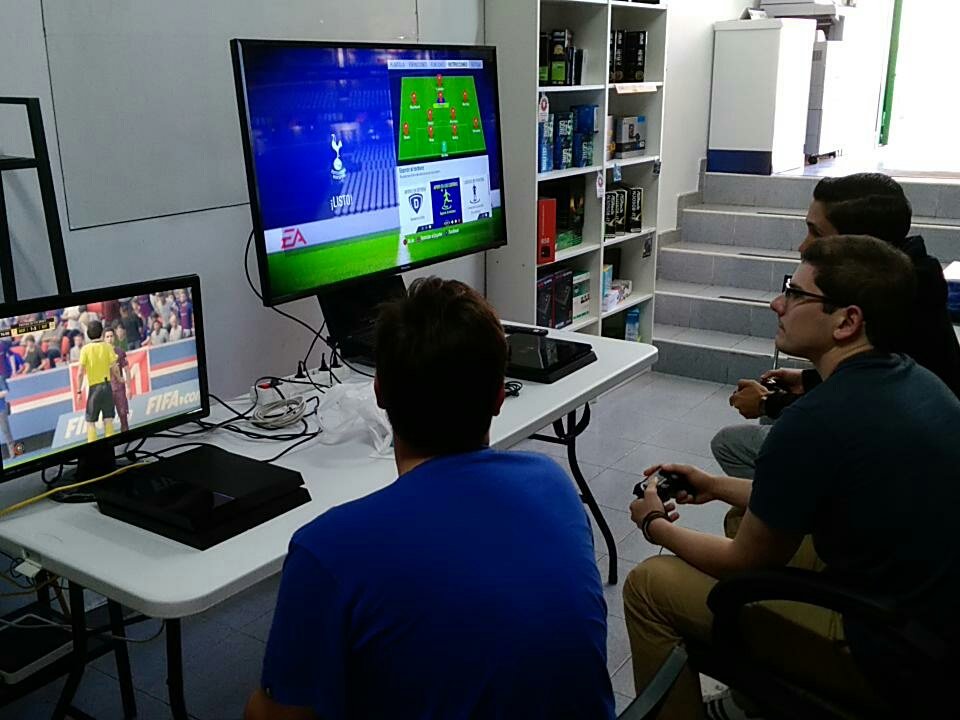 SFSolarFlare's tweet image. Los sábados es sinónimo de @EASPORTSEsp @Andyelmessy junto a otros crack del #FIFA18 en @INCGamingCenter continuamos mejorando como equipo y como familia #GoSolar #GoINC