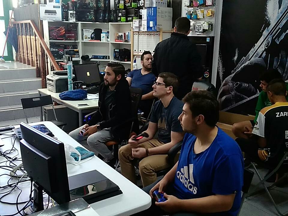 SFSolarFlare's tweet image. Los sábados es sinónimo de @EASPORTSEsp @Andyelmessy junto a otros crack del #FIFA18 en @INCGamingCenter continuamos mejorando como equipo y como familia #GoSolar #GoINC