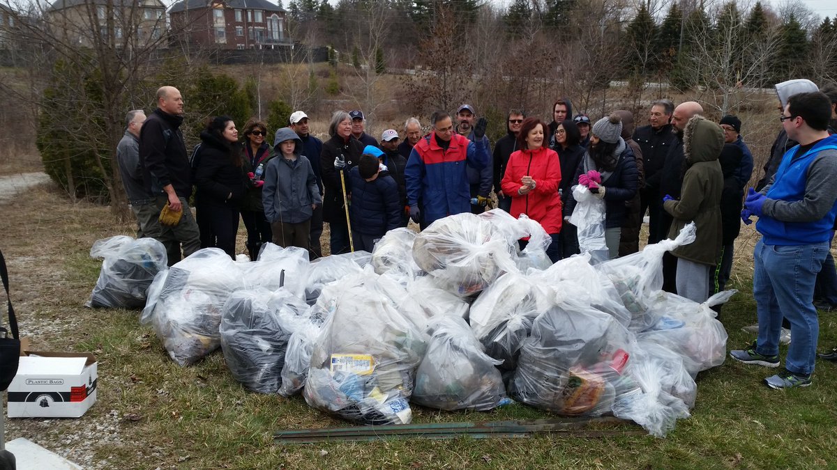 marilyniafrate's tweet photo. Thanks Rob for organizing community clean up of the pond and what a great turnout to help! We were joined by Keep Vaughan Green. Under all that garbage there was beauty peeking through @EarthDayCanada @_DebSchulte #keepvaughangreen https://t.co/NcbVaqO8xx