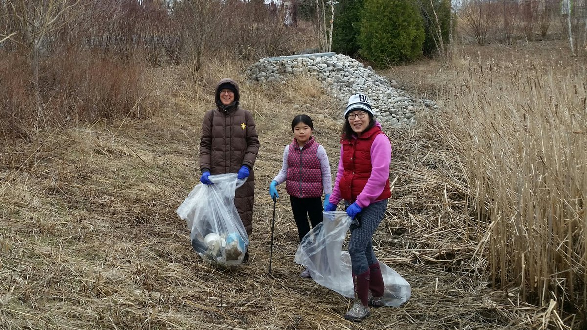 marilyniafrate's tweet photo. Thanks Rob for organizing community clean up of the pond and what a great turnout to help! We were joined by Keep Vaughan Green. Under all that garbage there was beauty peeking through @EarthDayCanada @_DebSchulte #keepvaughangreen https://t.co/NcbVaqO8xx
