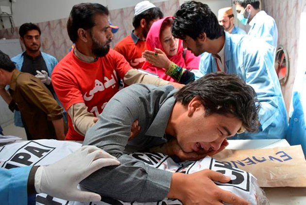 Gunmen kill 4 in northwestern Pakistan along Afghan border.  ottawamatters.com/world-news/gun… https://t.co/IcGAbS7VQy