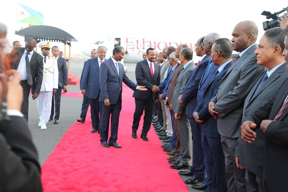 Mohammed222022's tweet photo. @ilian1234 @abdi_adaani  #Ethiopian's @Dr_Abiy_Ahmed landed in #Djibouti for two-day of state visiting.Pres I.Guelleh warmly welcomed before the PM detachment #DJAF,&amp;hand-shake high level Djiboutian gov't officials.Guelleh &amp; Ahmed is expected to hold bilateral talks. https://t.co/LFBUnq0Pwz