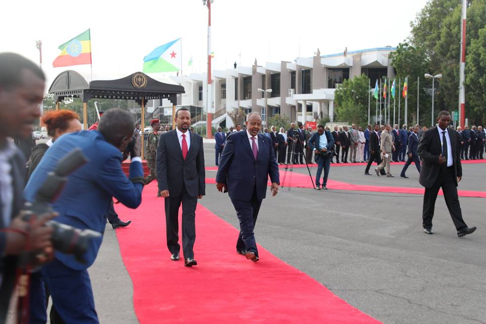 Mohammed222022's tweet photo. @ilian1234 @abdi_adaani  #Ethiopian's @Dr_Abiy_Ahmed landed in #Djibouti for two-day of state visiting.Pres I.Guelleh warmly welcomed before the PM detachment #DJAF,&amp;hand-shake high level Djiboutian gov't officials.Guelleh &amp; Ahmed is expected to hold bilateral talks. https://t.co/LFBUnq0Pwz