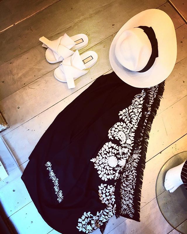 galleryfdm's tweet photo. #thenewcollection #springsummer18 #shoes #white #n21 #alessandrodellacqua #hat #jacket #parosh #blackandwhite #likeforlike #followme #gallery #fortedeimarmi https://t.co/jXumsq3BZc