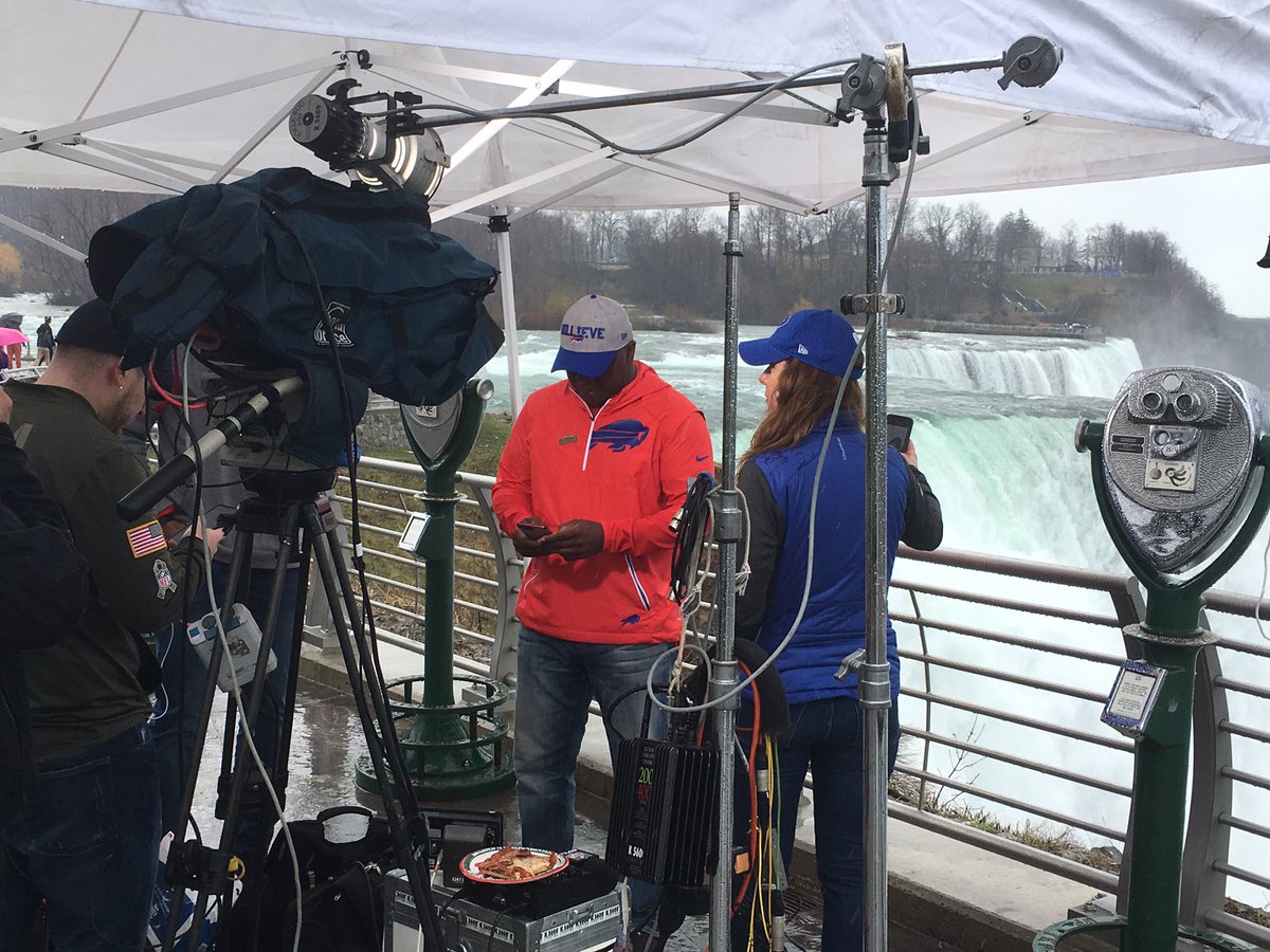 lebronstein's tweet image. Hall of Famer @thurmanthomas awaiting to make #Bills next pick at Niagara Falls