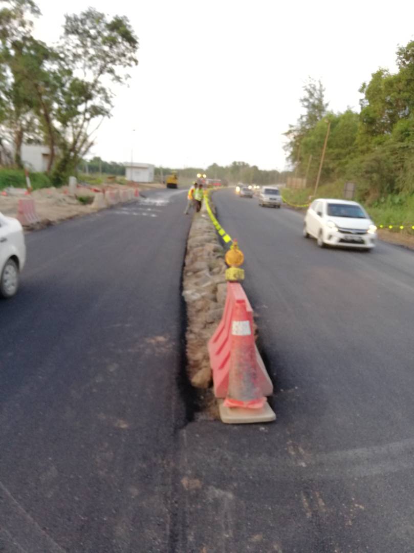 RCKuantan's tweet image. FT03 Sek 355 Jln Kuantan Kemaman

Alhamdulillah akhirnya siap juga kerja Berkala Pavemen diPenggorak (Tiong Nam) pengguna dinasihatkn berhati2 melalui laluan ini kerana kerja2 roadmarking masih dlm progres #teamroadcare

@Roadcare_Msia @JkrKuantan @JKRMalaysia @MOWorks @JKRPAHANG