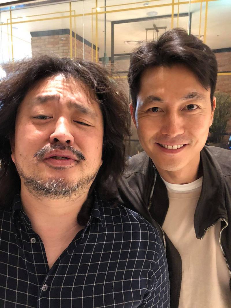 etepluie's tweet photo. 김어준과
정우성 사진에서 김어준이 더 눈에 들어오네요?

쇼핑에 심리학에 보면,고객들은 좋은 물건을 사는게 아니라,자신이 익숙하고 알고있는 물건을 사고싶어한다는데,

우리에게 정우성보다는 김어준이 타임라인에선 더 익숙한가 봅니다.

물론 정우성씨가 김어준과 함께한다는데서 더힘이나네요! https://t.co/72e09wxpqi