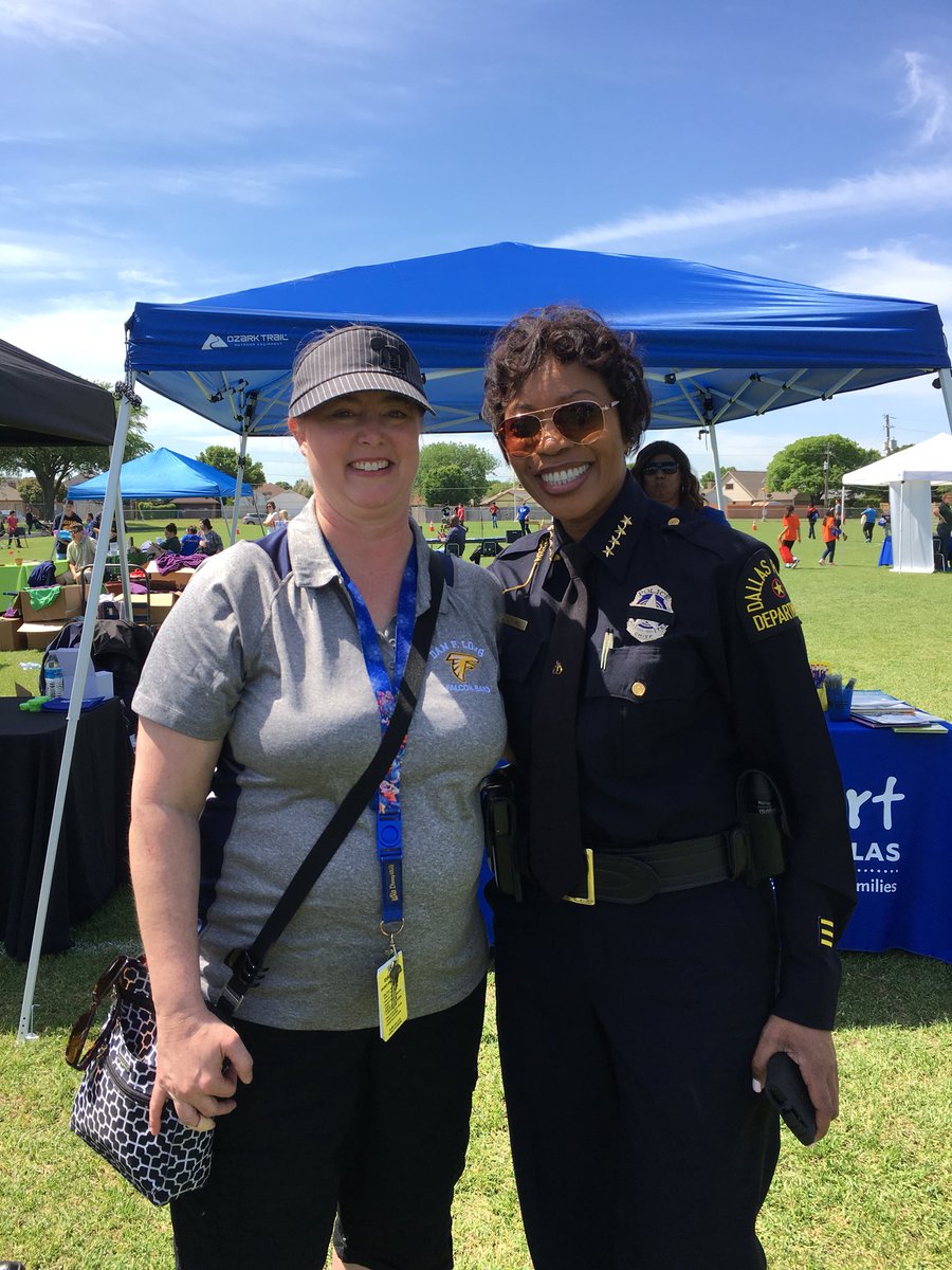 arpedigo's tweet image. Excited to meet @ChiefHallDPD today at the @cfbLongFalcons “Chief on the beat” event!!  #TalonTerritory