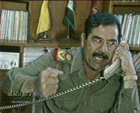 الصوره الاولى يظهر فيها صدام حسين وهو يامر ضباطه بضرب اسرائيل والصوره الثانيه صورة الصواريخ وهي تضرب اسرائيل
حينها قال انا سوف اضرب اسرائيل ب39 صاروخا واريد من حكام العرب ان يكملوها 40
رحمك الله يا سيف العرب و زعيم الامه .