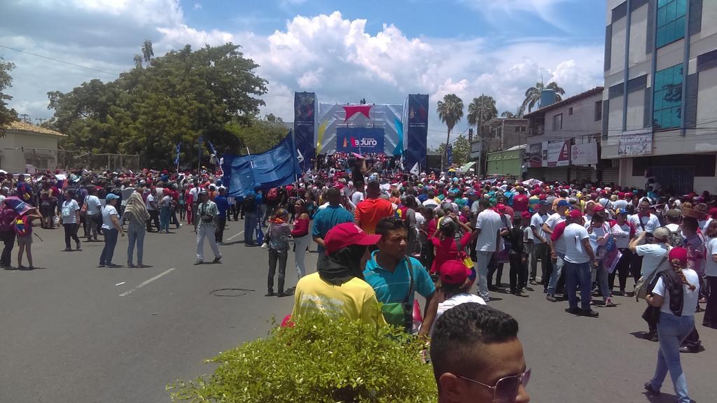 HidrolaraCA's tweet photo. #28Abr Así comienza a llegar el pueblo a la Av. Fco de Miranda en #Carora, para recibir a nuestro Pdte.  @NicolasMaduro https://t.co/2Ikensqk3g