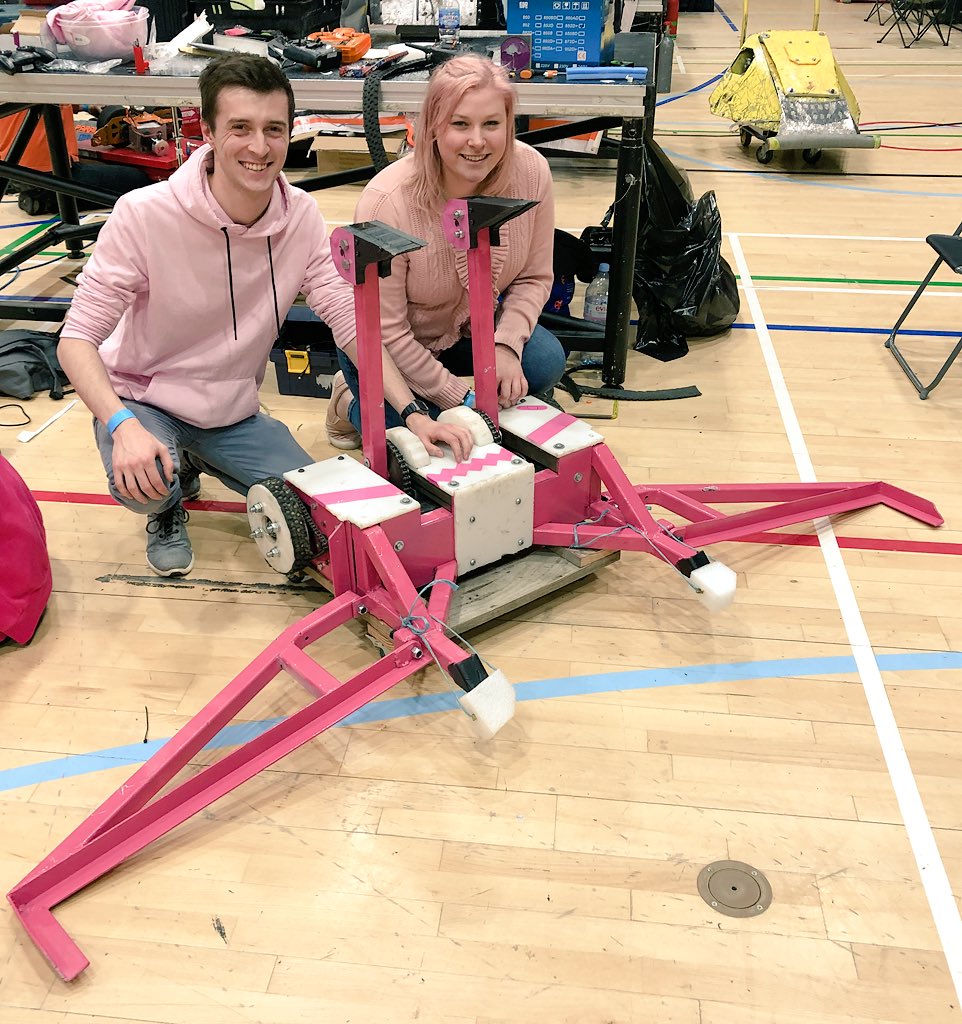 SamElliott64's tweet image. Me, @_soapyyy and the mighty @FlamingoRobot want to #BringBackRobotWars