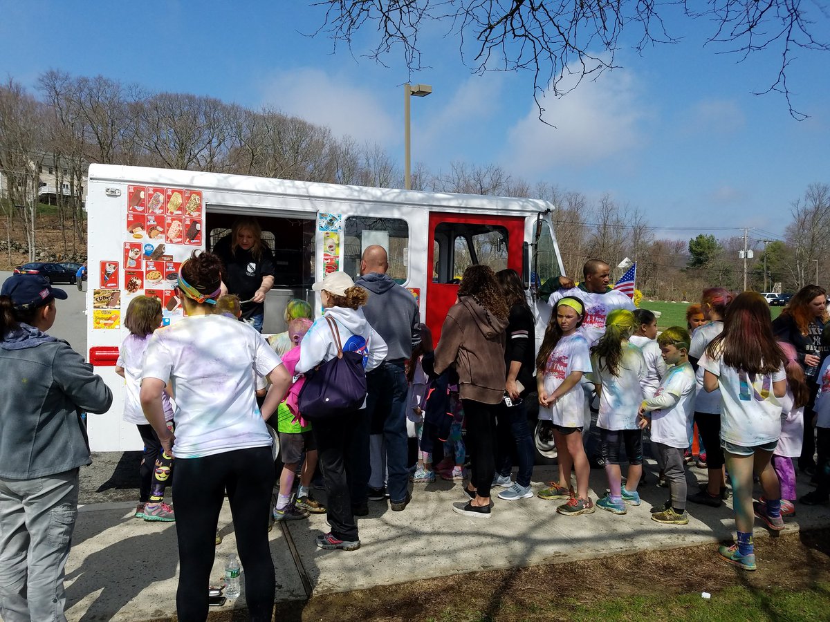 TZiegelhofer's tweet image. Yup...I just might have to take all the credit for this one!!! You can't have a successful Color Run without 🍦🍦🍦. TY @ARPanthers &amp;amp; @MahopacSEPTO for all your help and support this morning...what an amazing event!!! #ColorRun2018 #ColorBlast