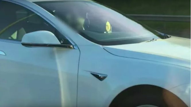 Jalopnik's tweet photo. Tesla driver banned from highway after being caught in the passenger seat https://t.co/Mj2IwFqzA7 https://t.co/XNUwwq1vMG