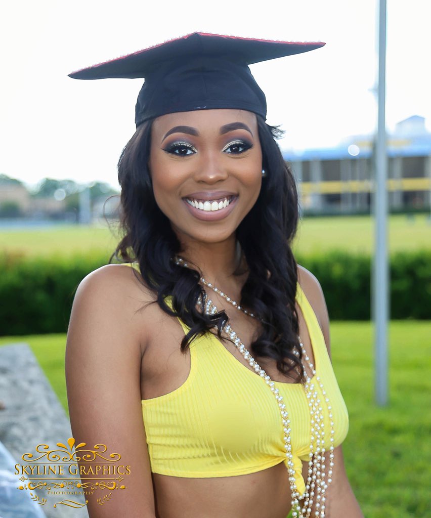 HollieRicard's tweet photo. And Iโm out! Thank you SU for an amazing experience. Iโm so greATful for everything. Thank you God. #HBCUGrad #FOREVERSU ๐๐ https://t.co/2oxf7XgO5Z