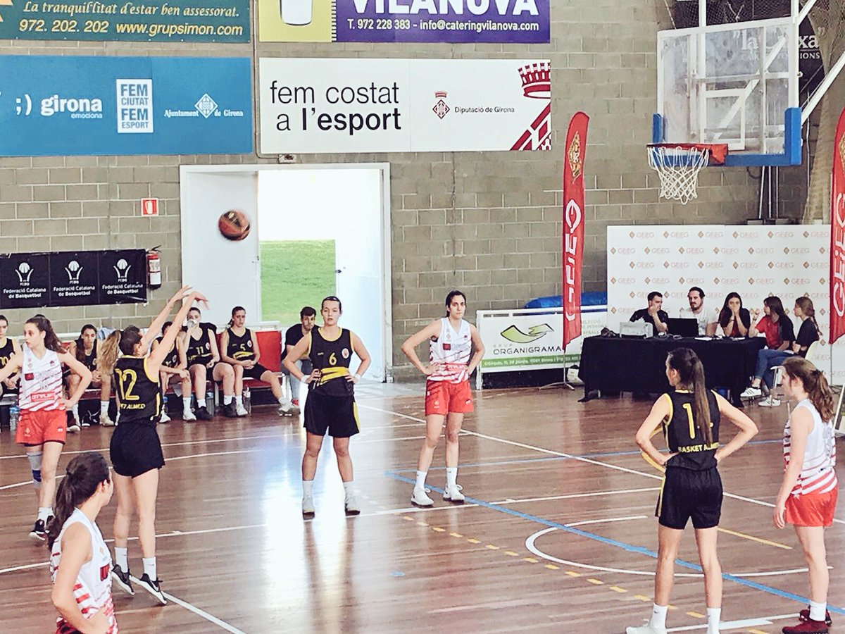 ASRBasketAlmeda's tweet photo. El #JFALM aconsegueix la victòria a les semifinals de la #F4JúniorBQ i es classifica per la final de demà, assolint una vegada més, i per 3a temporada consecutiva la participació al Campionat d'Espanya #JF de clubs!!
#modelAlmeda #adnAlmeda https://t.co/FiLgLuFkjQ
