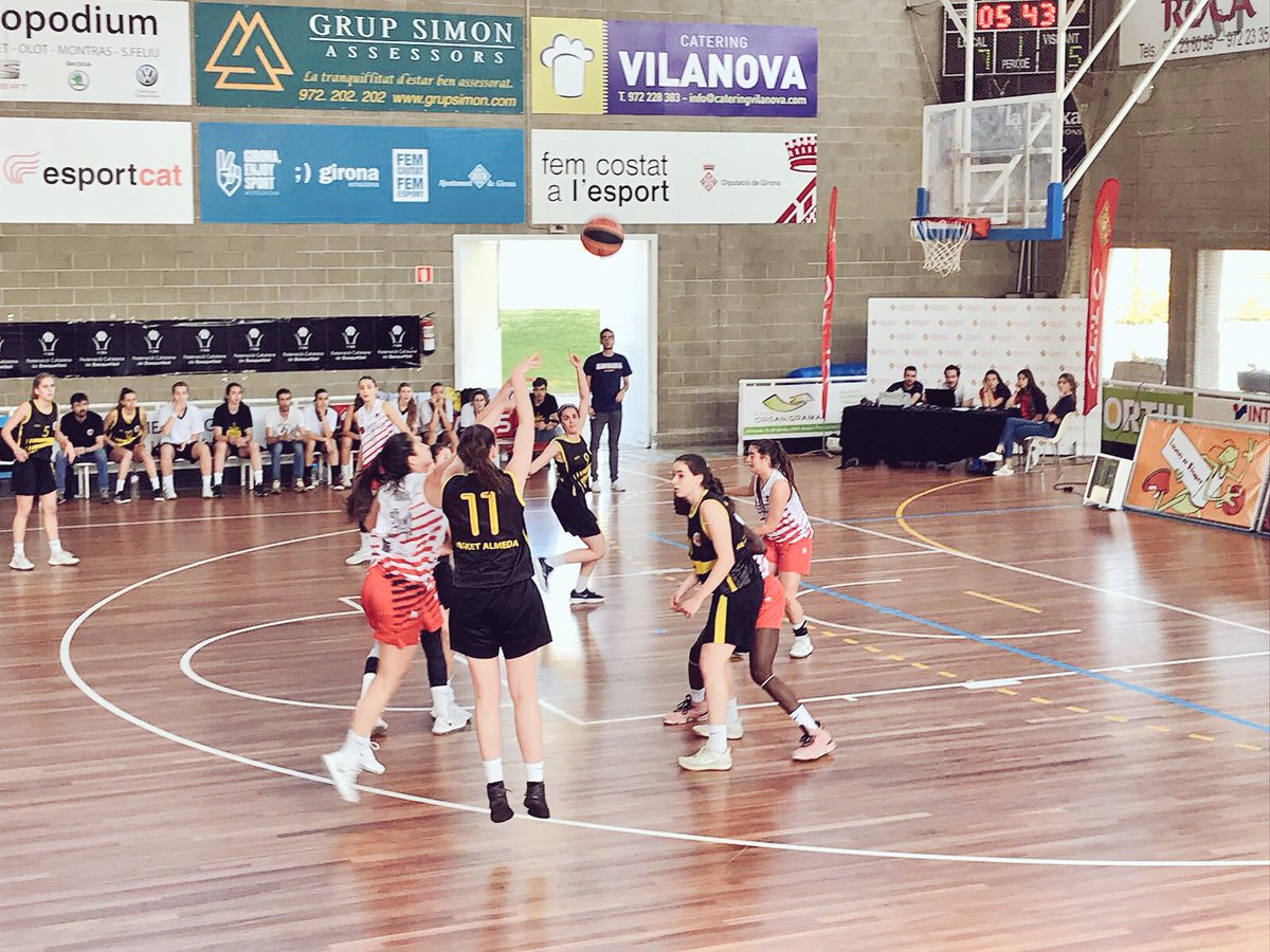 ASRBasketAlmeda's tweet photo. El #JFALM aconsegueix la victòria a les semifinals de la #F4JúniorBQ i es classifica per la final de demà, assolint una vegada més, i per 3a temporada consecutiva la participació al Campionat d'Espanya #JF de clubs!!
#modelAlmeda #adnAlmeda https://t.co/FiLgLuFkjQ