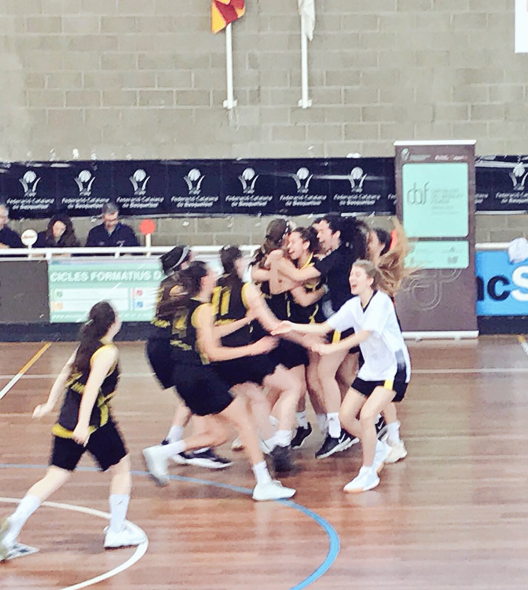 ASRBasketAlmeda's tweet photo. El #JFALM aconsegueix la victòria a les semifinals de la #F4JúniorBQ i es classifica per la final de demà, assolint una vegada més, i per 3a temporada consecutiva la participació al Campionat d'Espanya #JF de clubs!!
#modelAlmeda #adnAlmeda https://t.co/FiLgLuFkjQ
