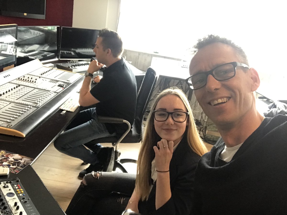 Andre_Kooistra's tweet photo. Ja hoor hij staat er op, studio Zaandam bij @richardpot #singleopname 🎤 https://t.co/YorrIrt0A1