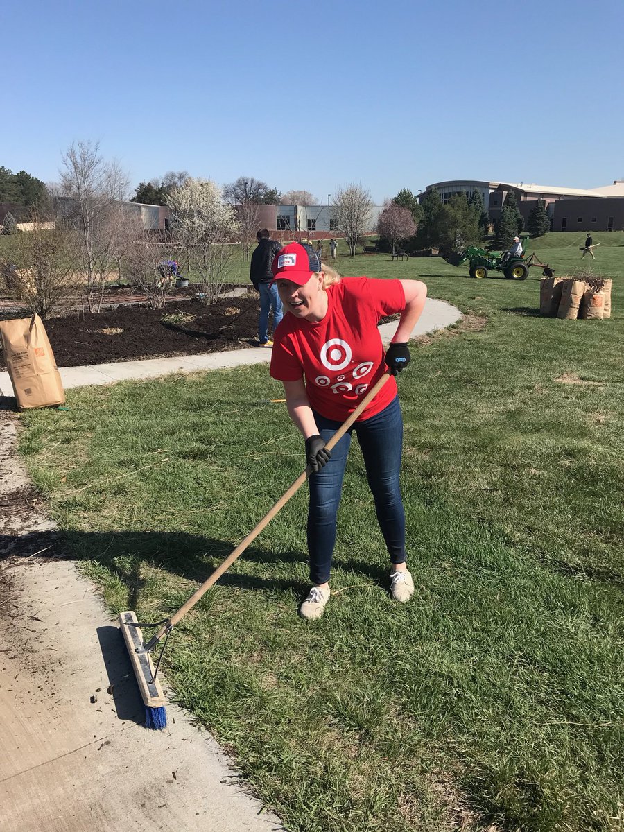 trish_vollmer's tweet photo. Some volunteer work on a Saturday before work? 🤷🏼‍♀️🤷🏼‍♀️ Why not! #Volunteerism #WorkSomewhereYouLove #springcleaning                    @_kellireed @katie_konopasek @karleykrcilek https://t.co/S800KcMyIs